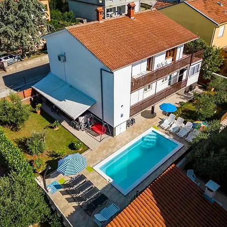 3 With Pool Apartment *
