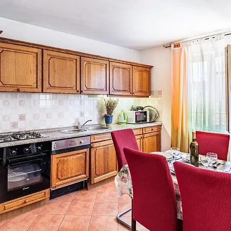 Apartment 3 With Pool Pula